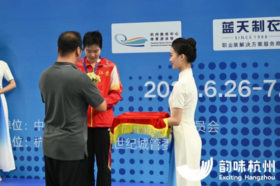 图:车冰轶作为颁奖礼仪志愿者在测试赛上进行服务