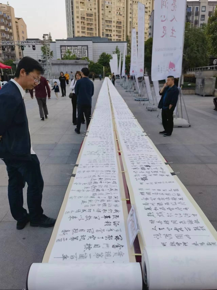 4、长卷布展现场_看图王.jpg 4、长卷布展现场_看图王.jpg