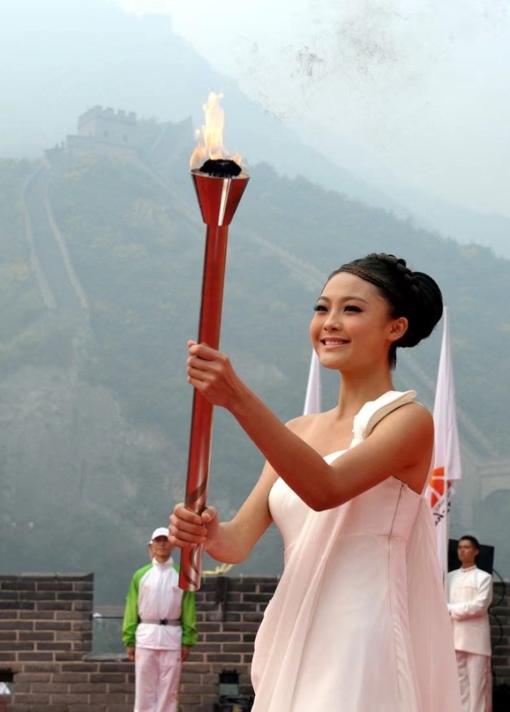 2010年10月9日,康辰晨在北京居庸关长城北烽火台采集第16届广州亚运会火种。.jpg 2010年10月9日,康辰晨在北京居庸关长城北烽火台采集第16届广州亚运会火种。.jpg