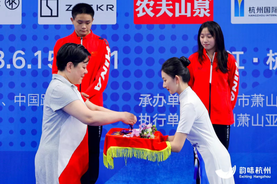 图:张澎萱作为颁奖礼仪志愿者在测试赛上进行服务